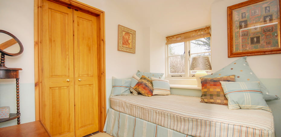 a cosy single bedroom