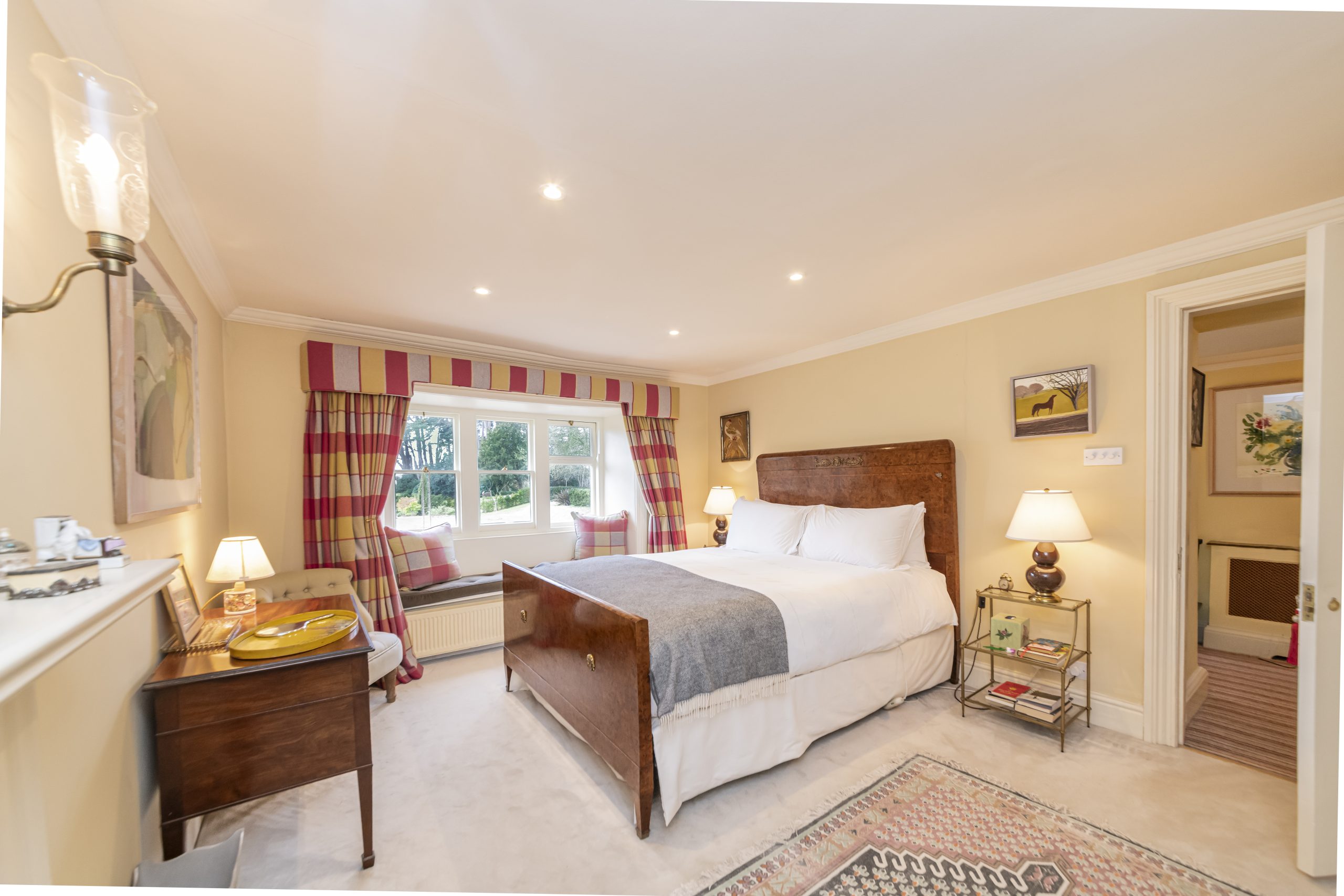 Read more about the article Guest Bedroom Ideas: How to Make a Guest Bedroom Feel Welcoming